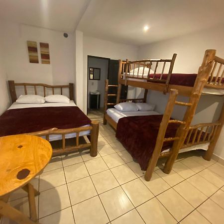 Hostal 17-52 Guatemala City ภายนอก รูปภาพ