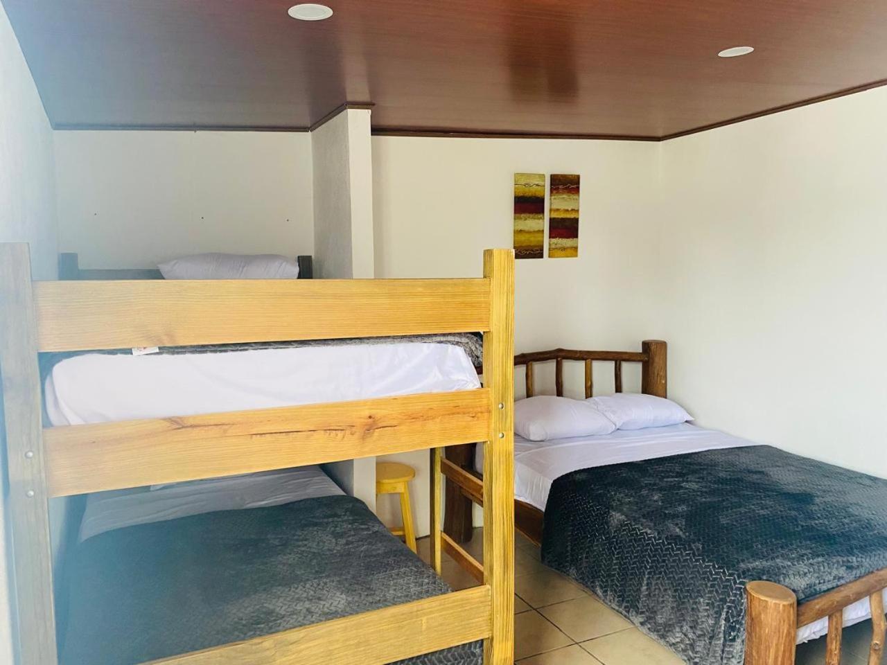 Hostal 17-52 Guatemala City ภายนอก รูปภาพ